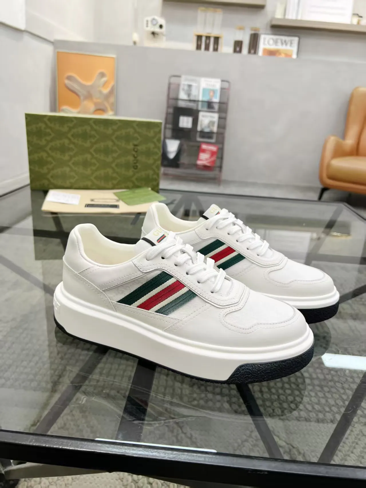 P440 new men's shoes GUCCI [Lightning] latest shoes are shipped. Original quality, fashionable, special materials, sheepskin lining, new packaging. The foot feels super comfortable and the workmanship is impeccable. Size: 38-45